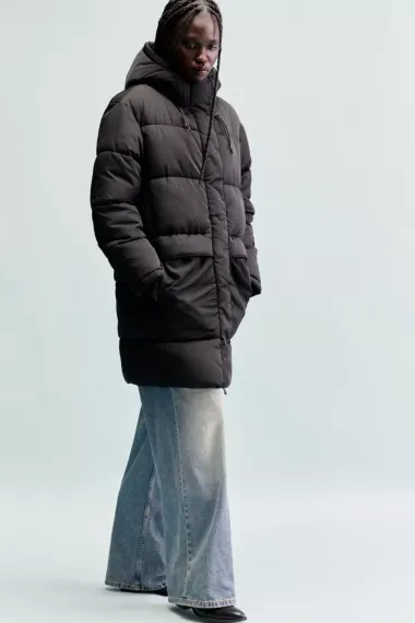 Duge puffer jakne: Must-have komad za hladne zimske dane