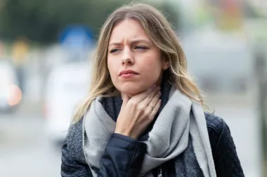 S hladnijim vremenom dolazi i prehlada, a grlobolja je čest simptom: Evo kako je riješiti u dva koraka