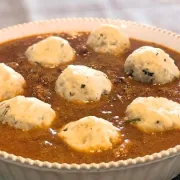 Na žlicu - recept za goveđi gulaš s knedlama od kruha