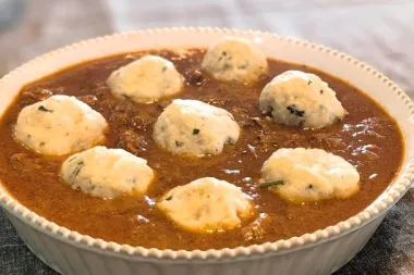 Na žlicu - recept za goveđi gulaš s knedlama od kruha