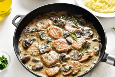 Svinjski medaljoni u kremastom umaku od gljiva - recept za sočno jelo