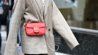 Začinit će svaki look: Torbe u crvenoj i bordo boji podižu crne i sive outfite