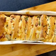 Recept u fotografijama za sočni pull apart kruh sa sirom i začinima