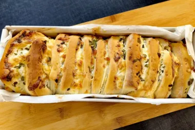 Recept u fotografijama za sočni pull apart kruh sa sirom i začinima