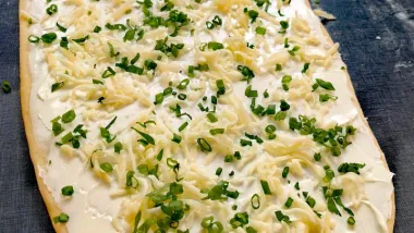Recept u fotografijama za sočni pull apart kruh sa sirom i začinima