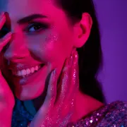 Usne u prvom planu: Ruževi s glitterom za savršeni blagdanski make-up look