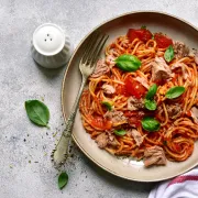 Brzi recept - tjestenina s tunom u umaku od rajčica i kapara