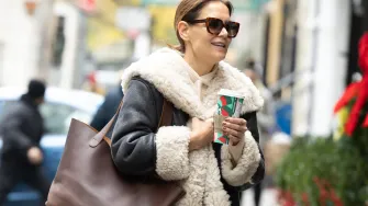 Kaputi u spoju krzna i kože su vodeći trend sezone – obožava ih i Katie Holmes