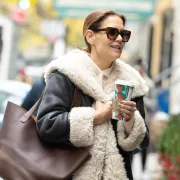 Kaputi u spoju krzna i kože su vodeći trend sezone – obožava ih i Katie Holmes