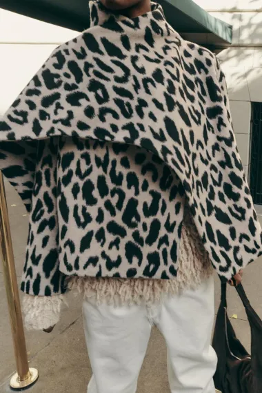 Komadi sa šalom osvojili su modnu scenu - donosimo najšarmantnije modele