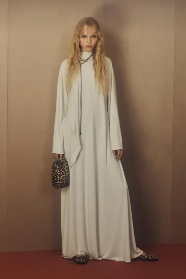 Komadi sa šalom osvojili su modnu scenu - donosimo najšarmantnije modele
