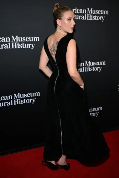 Scarlett Johansson ili Meghan Markle? Koja ljepotica bolje nosi elegantnu crnu haljinu?