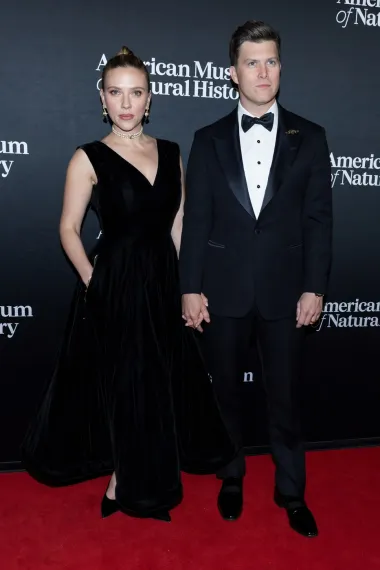 Scarlett Johansson ili Meghan Markle? Koja ljepotica bolje nosi elegantnu crnu haljinu?