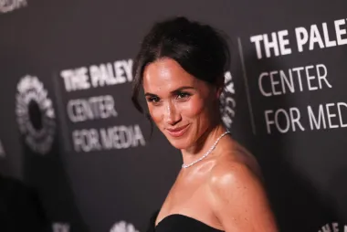 Scarlett Johansson ili Meghan Markle? Koja ljepotica bolje nosi elegantnu crnu haljinu?