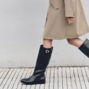 Crne ravne čizme su neizostavan dio garderobe, a ovo su najljepši modeli