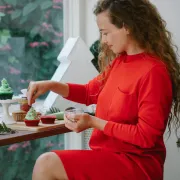 Za posao ili večer s prijateljima? Ove božićne haljine savršene su za svaku prigodu