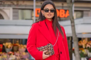 Dama u crvenom - brineta sa špice prkosi sivilu u upečatljivom outfitu