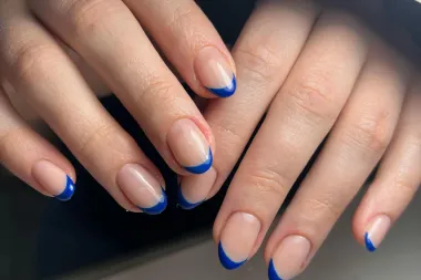 Ova elegantna manikura spaja dva najklasičnija trenda iz svijeta nail arta