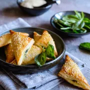 Trokutići od lisnatog tijesta sa špinatom i feta sirom - ukusan i brz recept