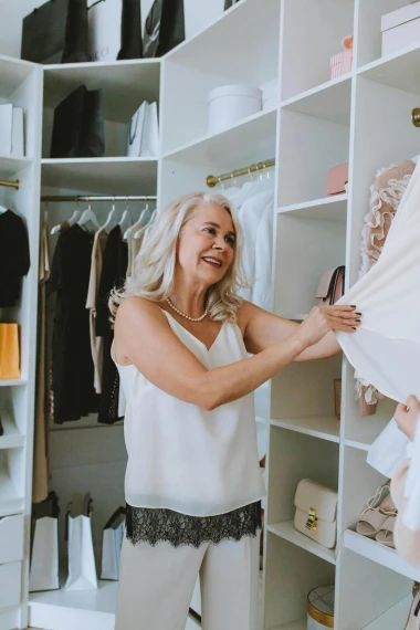 Vodič za organizaciju garderobe: Kako složiti ormar koji funkcionira