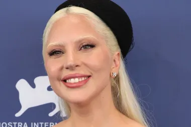 Lady Gaga iznenadila novim izgledom, u prvom planu su izbijeljene obrve