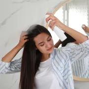 Imaš masnu kosu, a ne voliš suhi šampon? Micelarna voda odlična je zamjena