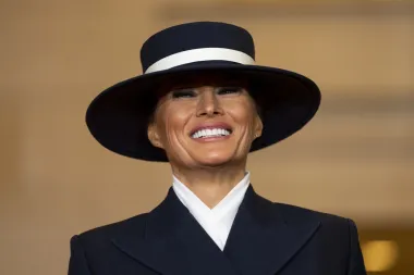 Melania Trump zablistala u poznatom izdanju na inauguraciji, velikim šeširom sakrila pogled