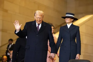 Melania Trump zablistala u poznatom izdanju na inauguraciji, velikim šeširom sakrila pogled