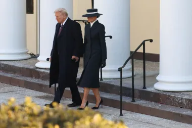 Melania Trump zablistala u poznatom izdanju na inauguraciji, velikim šeširom sakrila pogled