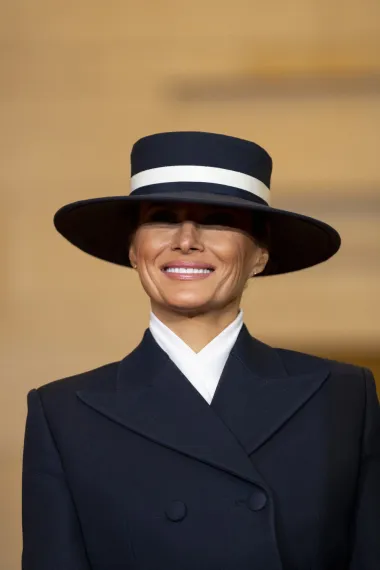 Melania Trump zablistala u poznatom izdanju na inauguraciji, velikim šeširom sakrila pogled