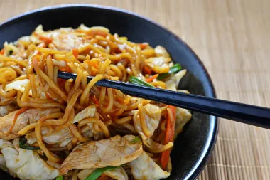 Azijski yakisoba rezanci: Brza i slasna večera s piletinom i povrćem