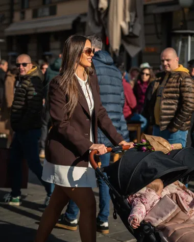 Zgodna mama u atraktivnoj kombinaciji privukla sve poglede na zagrebačkoj špici