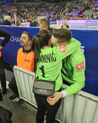 Utakmica za pamćenje: Najljepši zagrljaj Kuzmanovića i njegove Kim razgalio je naša srca