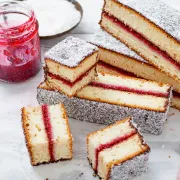 Recept za bakin biskvitni kolač od marmelade koji podsjeća na djetinjstvo