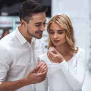 Ovo je 11 najboljih muških parfema koji osvajaju na prvi miris