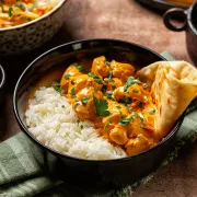 Egzotika na tanjuru: Recept za kremasti pileći curry s indijskim oraščićima