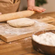 Kako napraviti savršeno tijesto za pizzu? Evo kako ga razvlačiti i čuvati