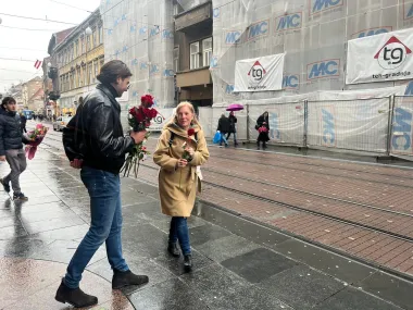 Dva Gospodina Savršena dijelila su ruže u centru Zagrebu. Jesi li dobila crvenu ružu?