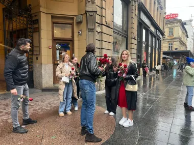 Dva Gospodina Savršena dijelila su ruže u centru Zagrebu. Jesi li dobila crvenu ružu?