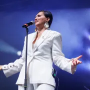 Nina Badrić zasjala u bijelom elegantnom odijelu na koncertu u Rijeci