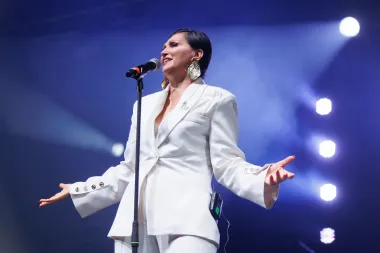 Nina Badrić zasjala u bijelom elegantnom odijelu na koncertu u Rijeci