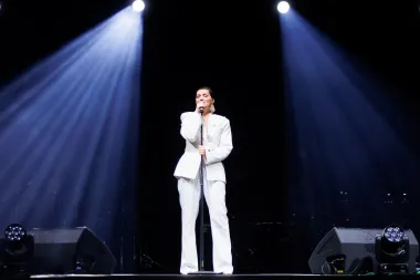 Nina Badrić zasjala u bijelom elegantnom odijelu na koncertu u Rijeci