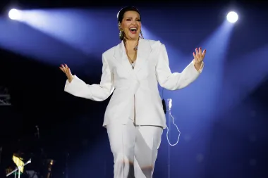 Nina Badrić zasjala u bijelom elegantnom odijelu na koncertu u Rijeci