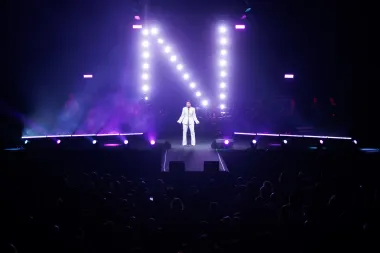 Nina Badrić zasjala u bijelom elegantnom odijelu na koncertu u Rijeci