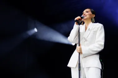 Nina Badrić zasjala u bijelom elegantnom odijelu na koncertu u Rijeci