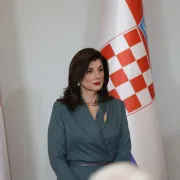 Sanja Musić Milanović na inauguraciji zablistala u elegantnoj strukiranoj haljini