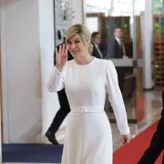 Kolinda Grabar-Kitarović pojavila se u midi bijeloj haljini, a niske balerinke zamijenila bijelim salonkama