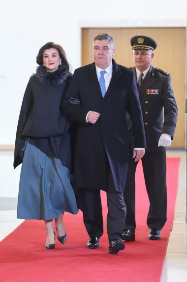Sanja Musić Milanović na inauguraciji zablistala u elegantnoj strukiranoj haljini