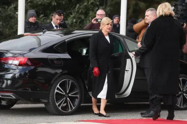 Kolinda Grabar-Kitarović pojavila se u midi bijeloj haljini, a niske balerinke zamijenila bijelim salonkama