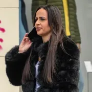 Mia iz 'Gospodina Savršenog' prošetala špicom u mini suknji i savršenim bijelim čizmama